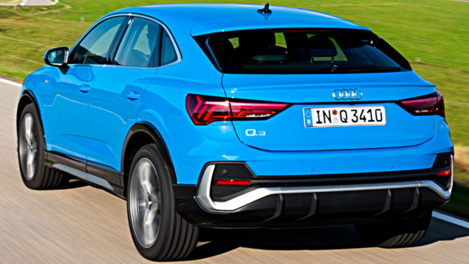 Ein blauer Audi Q3 Sportback fährt 2019 durch Voralpenland.