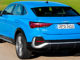 Ein blauer Audi Q3 Sportback fährt 2019 durch Voralpenland.