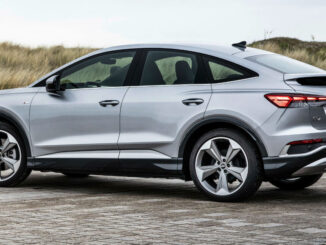 Ein silbergrauer Audi Q4 Sportback e-tron steht 2023 an einem Strand.