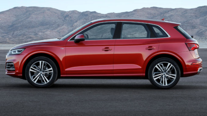 Die zweite Generation des Audi Q5 (interne Typbezeichnung FY) steht 2016 auf einer Asphaltfläche vor einer Gebirgskette.