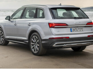 Ein silberner Audi Q7 (4M) steht 2019 an einem Strand.