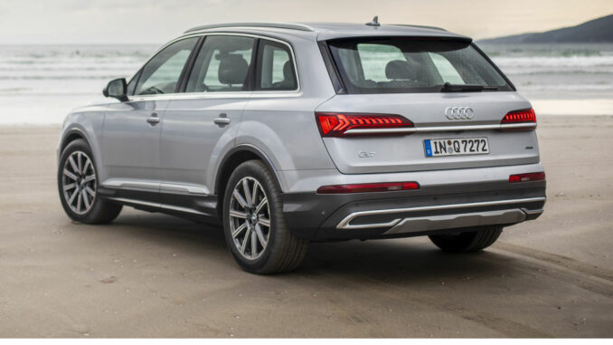 Ein silberner Audi Q7 (4M) steht 2019 an einem Strand.