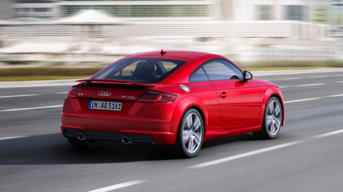 Audi TT Coupé Fahraufnahme durch Häuserschluchten, Farbe: Tangorot