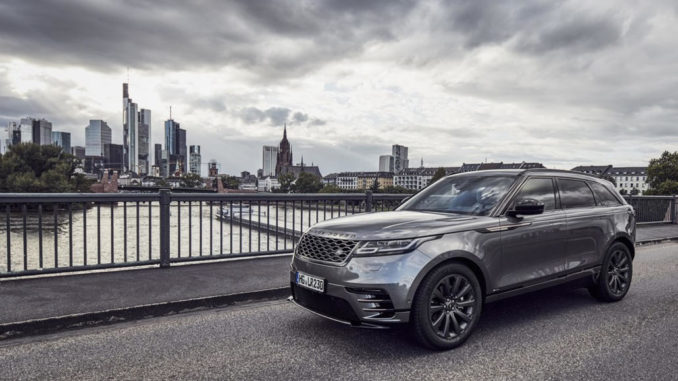 Ein grauer Range Rover Velar steht auf einer Brücke in Frankfurt/Main.