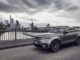 Ein grauer Range Rover Velar steht auf einer Brücke in Frankfurt/Main.