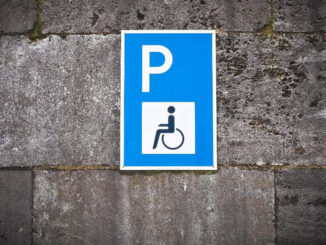 schild parkplatz parken hinweis verkehrszeichen