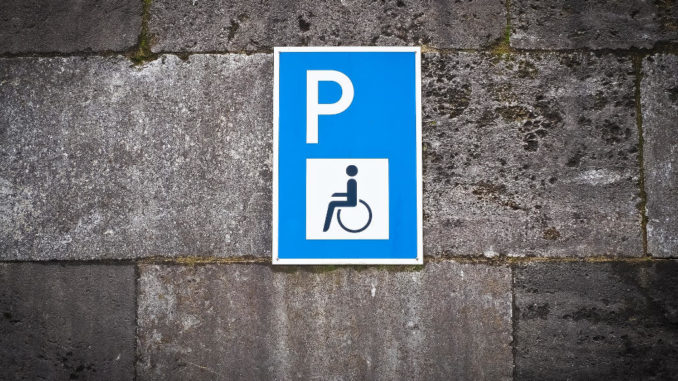 schild parkplatz parken hinweis verkehrszeichen