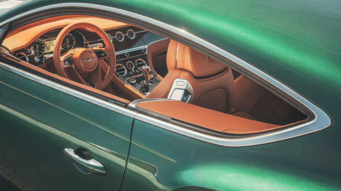 Blick ins Cockpit eines grünen Bentley Continental GT von 2018.