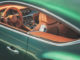 Blick ins Cockpit eines grünen Bentley Continental GT von 2018.