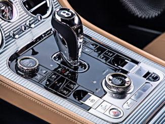 Nahaufnahme der Mittelkonsole eines Bentley Continental GT, Baujahr 2018.