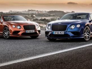 Ein rostroter Bentley Continental Supersports Convertible und ein blauer Bentley Continental Supersports Coupé stehen auf einer Rennstrecke.