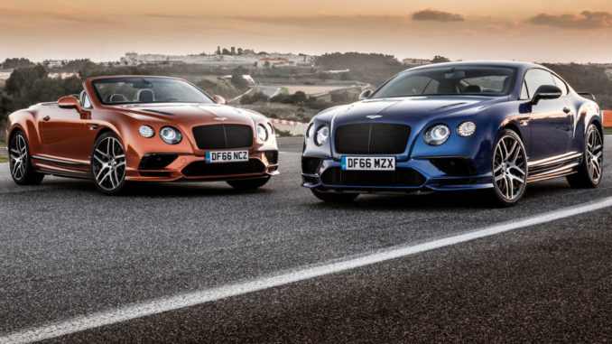 Ein rostroter Bentley Continental Supersports Convertible und ein blauer Bentley Continental Supersports Coupé stehen auf einer Rennstrecke.