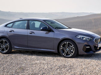 Ein grauer BMW 2er Gran Coupe steht 2019 vor einer Hügellandschaft auf einem Kiesbett.