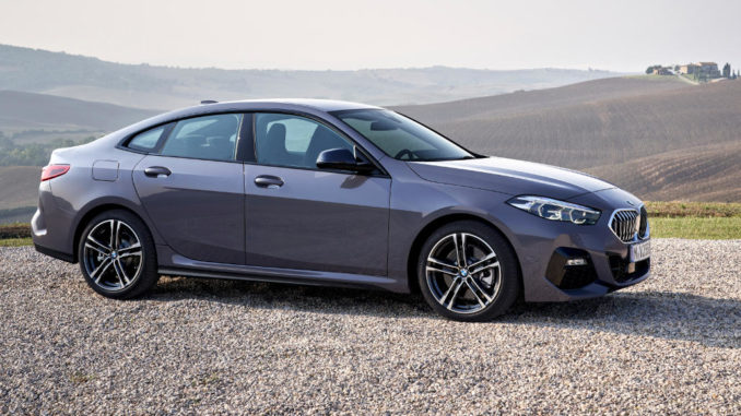 Ein grauer BMW 2er Gran Coupe steht 2019 vor einer Hügellandschaft auf einem Kiesbett.