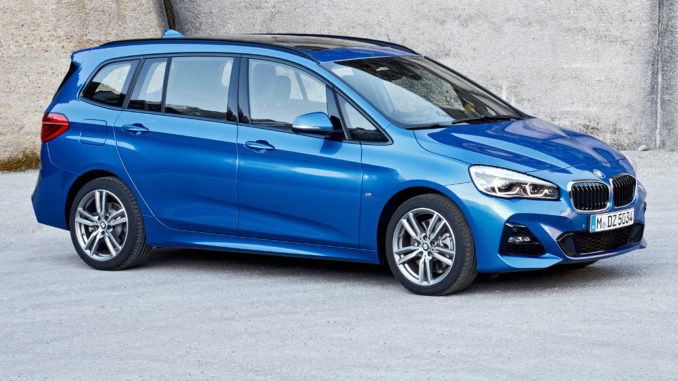 Ein blauer der neue BMW 2er Gran Tourer (01/2018) steht vor einer Betonmauer.