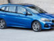 Ein blauer der neue BMW 2er Gran Tourer (01/2018) steht vor einer Betonmauer.