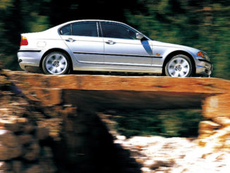 Eine silberne BMW 3er Limousine E46, mit Allradantrieb fährt über eine Brücke auf einer Passstraße(09/2015)