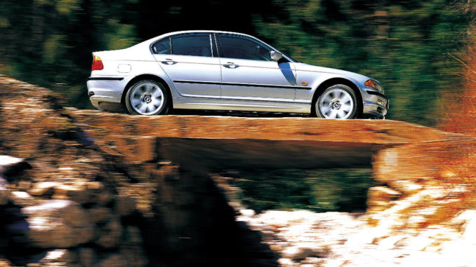 Eine silberne BMW 3er Limousine E46, mit Allradantrieb fährt über eine Brücke auf einer Passstraße(09/2015)