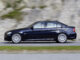 Ein blauer BMW E90 (07/2015) fährt an einem Berg vorbei.