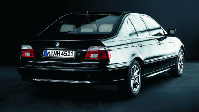 Studioaufnahme eines schwarzen BMW 5er, Sondermodell "Highline-Exclusive" (12/2002), E39