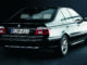 Studioaufnahme eines schwarzen BMW 5er, Sondermodell "Highline-Exclusive" (12/2002), E39