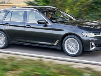 Ein BMW 530d xDrive Touring, Sophistograu metallic, fährt im Oktober 2020 über eine Landstraße.