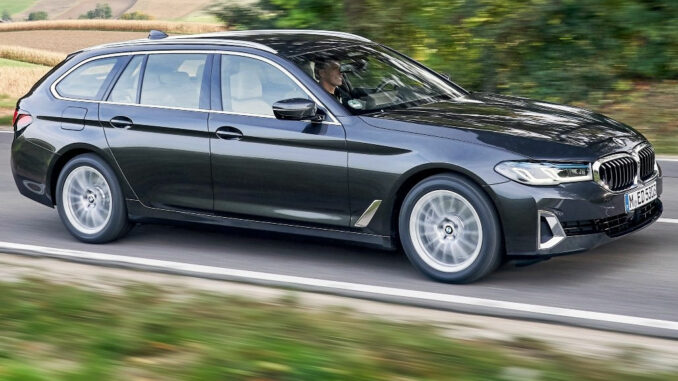 Ein BMW 530d xDrive Touring, Sophistograu metallic, fährt im Oktober 2020 über eine Landstraße.