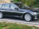 Ein BMW 530d xDrive Touring, Sophistograu metallic, fährt im Oktober 2020 über eine Landstraße.