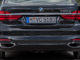 Blauer BMW 740Le xDrive iPerformance (07/2016) vor Bergpanorama