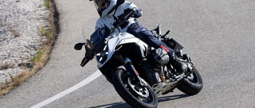 BMW R 1300 GS auf einer Landstraße. (10/2023)