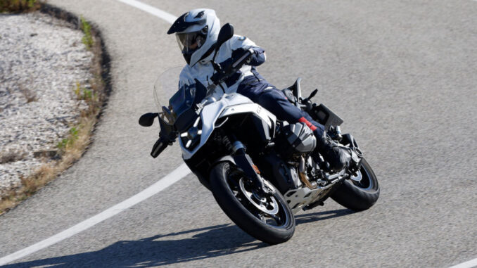 BMW R 1300 GS auf einer Landstraße. (10/2023)