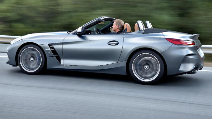 Ein grauer BMW Z4 fährt 2019 auf einer Landstraße.