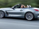 Ein grauer BMW Z4 fährt 2019 auf einer Landstraße.