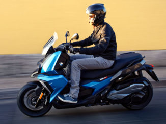 Eine blaue BMW C 400 X, unterwegs in einer Stadt: seit 2017 ein Fahrzeug für das Midsize-Scooter-Segment.