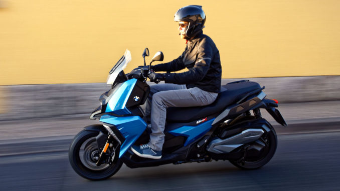 Eine blaue BMW C 400 X, unterwegs in einer Stadt: seit 2017 ein Fahrzeug für das Midsize-Scooter-Segment.