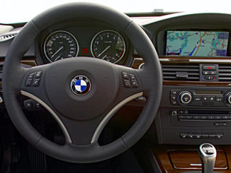 Cockpit eines BMW 3ers (E90) im Juni 2008