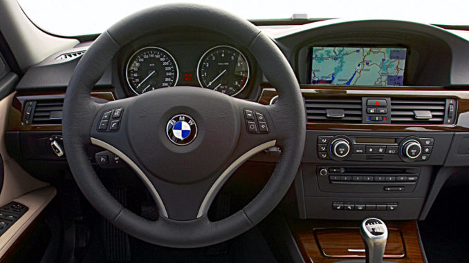 Cockpit eines BMW 3ers (E90) im Juni 2008