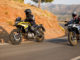 BMW F 750 GS, BMW F 850 GS (11/2017) bei einer Kurvenfahrt auf einer Landstraße in karger Vegetation.