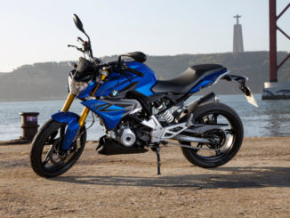 Eine blaue BMW G 310 R steht 2015 unterhalb einer Brücke.