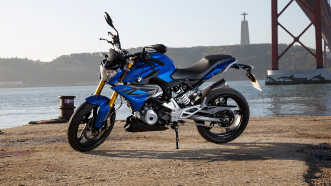 Eine blaue BMW G 310 R steht 2015 unterhalb einer Brücke.