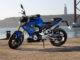 Eine blaue BMW G 310 R steht 2015 unterhalb einer Brücke.