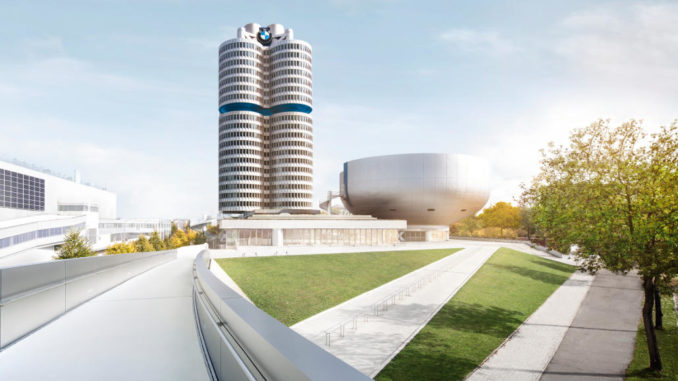Blick von der Fußgängerbrücke zur BMW-Welt auf die Konzernzentrale und das BMW-Museum.