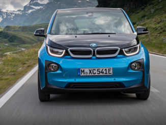 Ein blauer BMW i3 fährt 2016 auf einer Bergstraße.