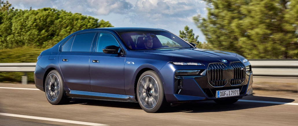 Ein blauer BMW i7 fährt auf einer Autobahn.