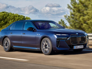 Ein blauer BMW i7 fährt auf einer Autobahn.