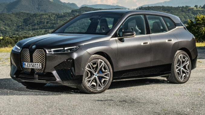 Der erste BMW iX steht vor einem Bergpanorama (09/2021).