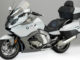 Studioaufnahme einer weißen BMW K1600 GTL, Modelljahr 2016