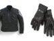 BMW-Motorradzubehör: Jacke Club Leder Herren, Gr. M, Teilenummer 76129899222, sowie Handschuh DownTown, Teilenummer 76218560843 bis 76218560849