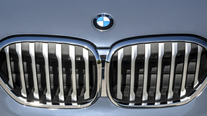 Großaufnahme der Front eines BMW X1 xDrive25d, X Line, Storm Bay metallic (09/2019)