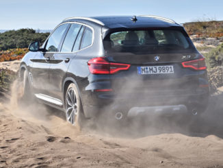 Ein BMW X3 XDrive30d, Sophistograu Brillanteffekt metallic (10/2017) fährt über eine Stranddüne durch den Sand.